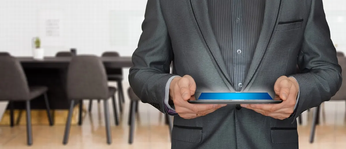 Équipe en réunion dans un bureau moderne