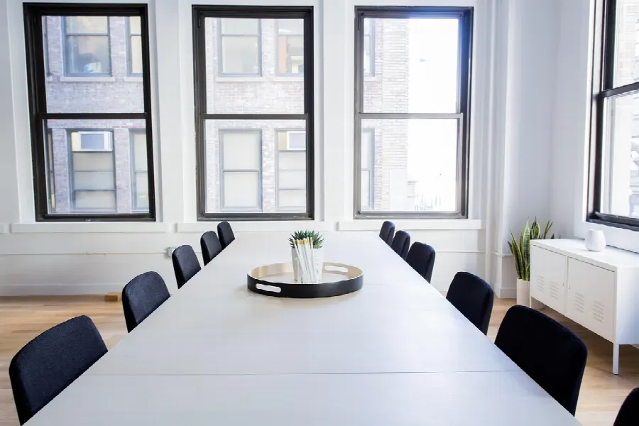 Équipe discutant autour d'une table de réunion