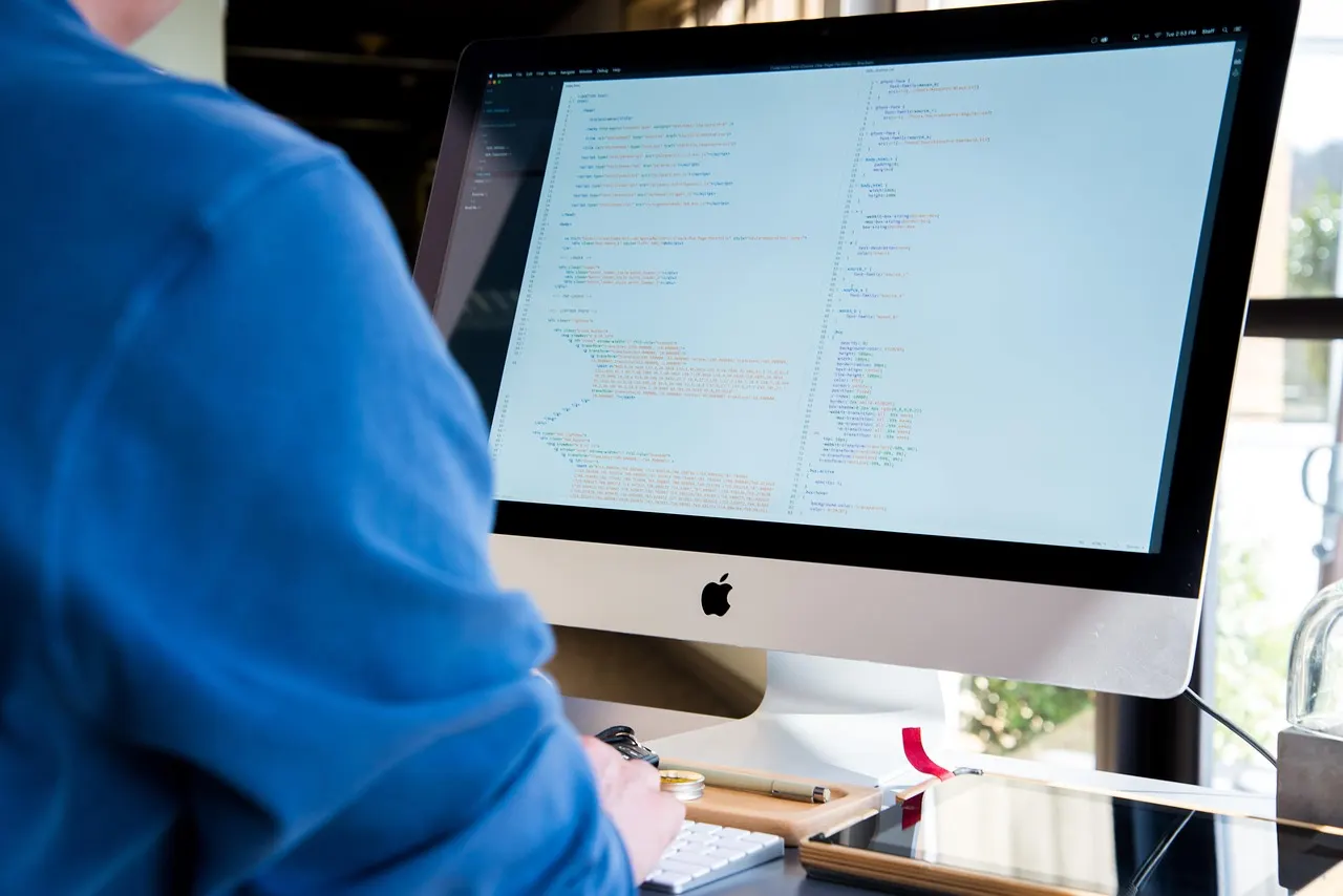Développeur avec ordinateur dans un bureau moderne